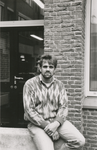 862626 Portret van wijkagent Dick Noordhoek, bij het Hoofdbureau van Politie (Kroonstraat 25) in Wijk C te Utrecht.